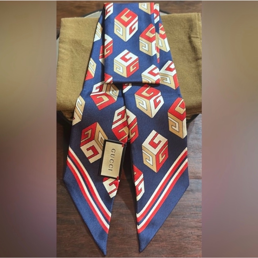 Gucci Women’s Navy Blue Geometric Silk Tie